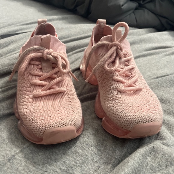 Size 10 toddler sneakers - Picture 2 of 4